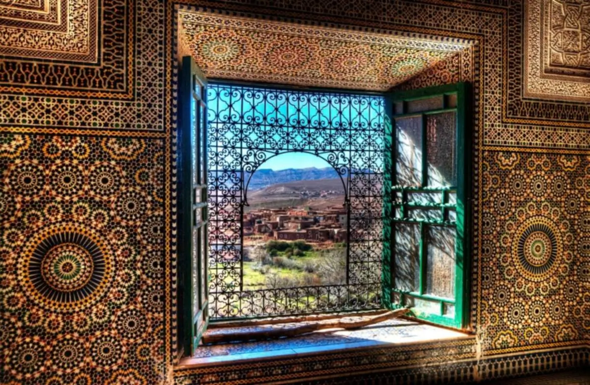 Mit Zellij verzierter Saal der Kasbah Telouet mit Blick ins Tal